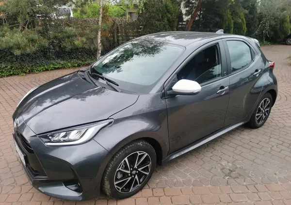 mazowieckie Toyota Yaris cena 91500 przebieg: 8850, rok produkcji 2022 z Zbąszyń